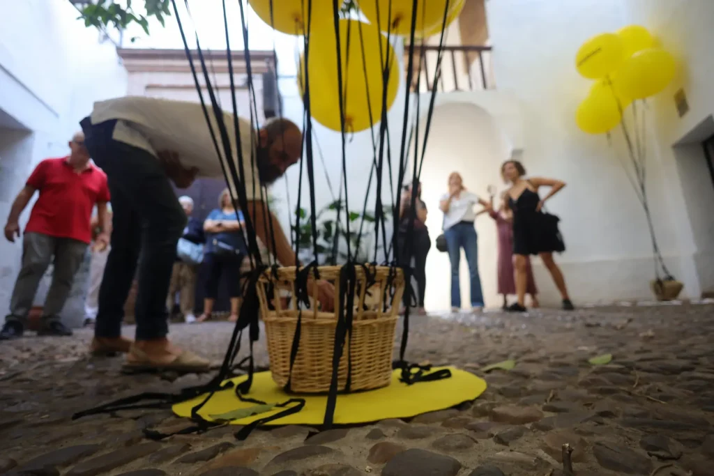 En el aire. / Nadie para Cosmopoética 2024