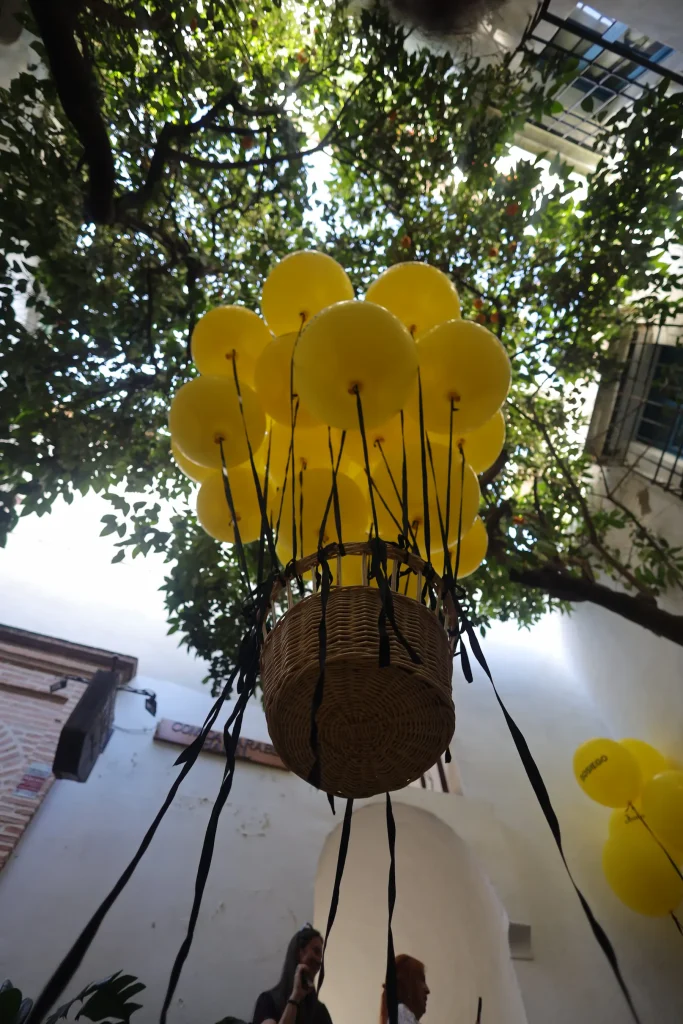 En el aire. / Nadie para Cosmopoética 2024