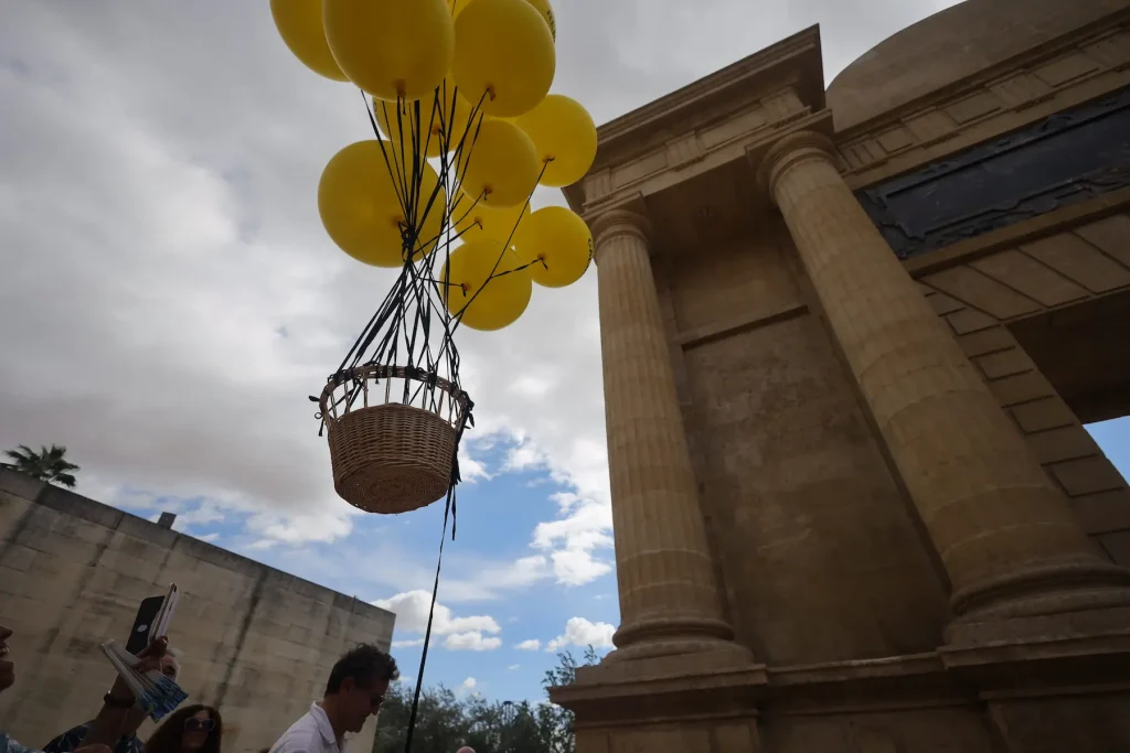 En el aire. / Nadie para Cosmopoética 2024